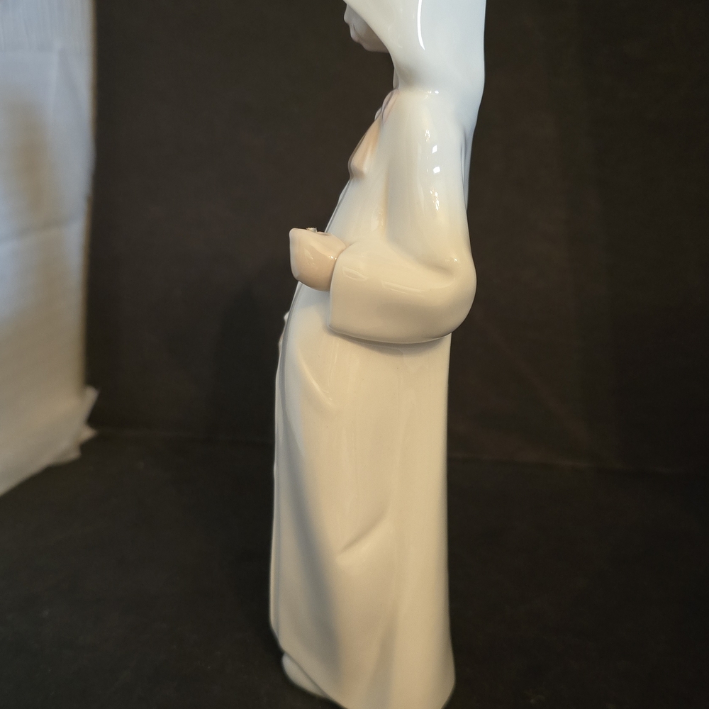Lladro Cream Decor Accent Figurine - Picture 2 of 6
